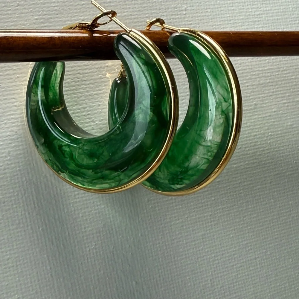 Elegant Tortoise Shell Gold Hoop Earrings Green earrings - Picture 9 of 9